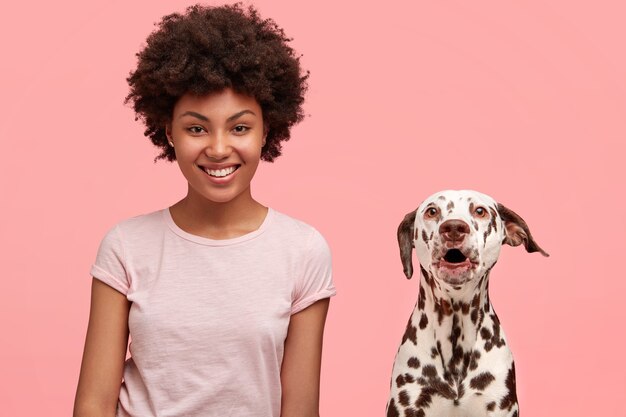 Joven, mujer afroamericana, y, ella, perro