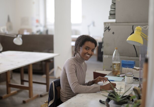 Joven mujer afroamericana que trabaja desde casa debido a la pandemia mundial