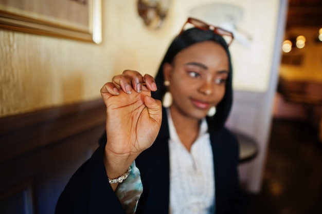 Foto gratuita joven mujer afroamericana sordomuda usando lenguaje de señas