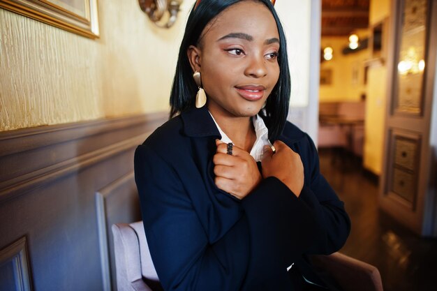 Joven mujer afroamericana sordomuda usando lenguaje de señas