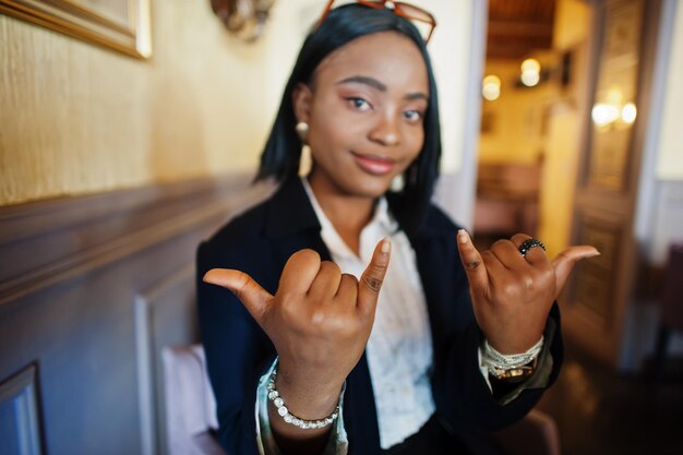 Joven mujer afroamericana sordomuda usando lenguaje de señas