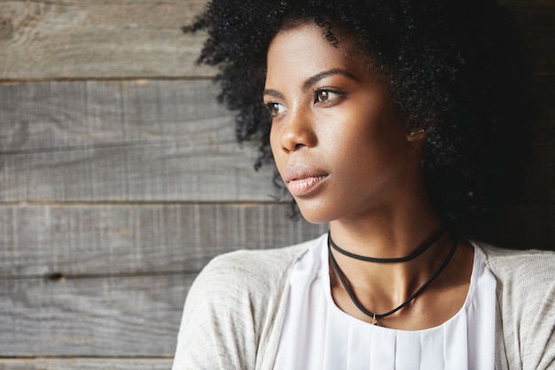 Foto gratuita joven, mujer americana africana, posar