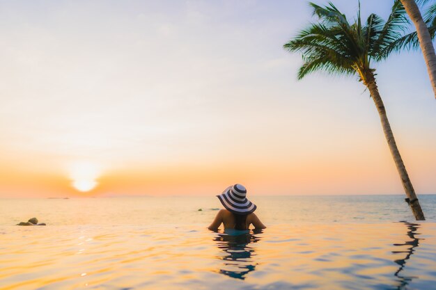 joven mujer asiática en un hermoso paisaje de playa