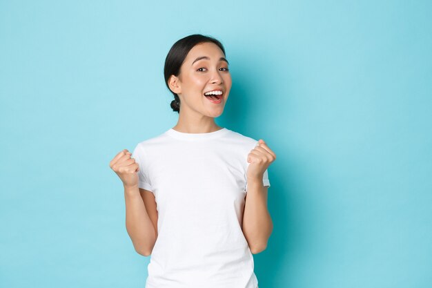 Joven, mujer asiática, llevando, casual, camiseta, posar