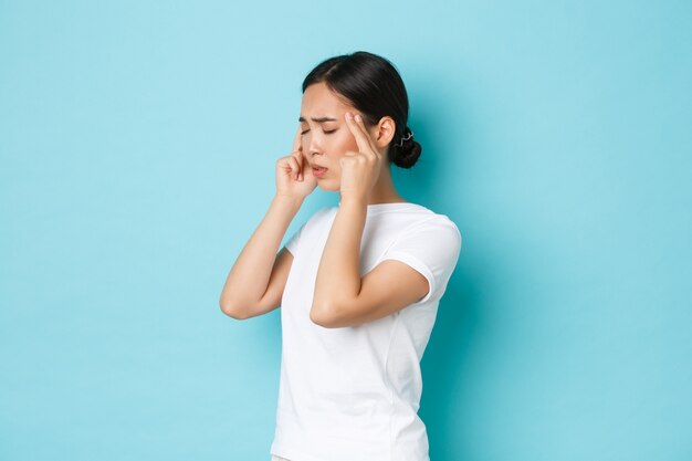 Joven, mujer asiática, llevando, casual, camiseta, posar