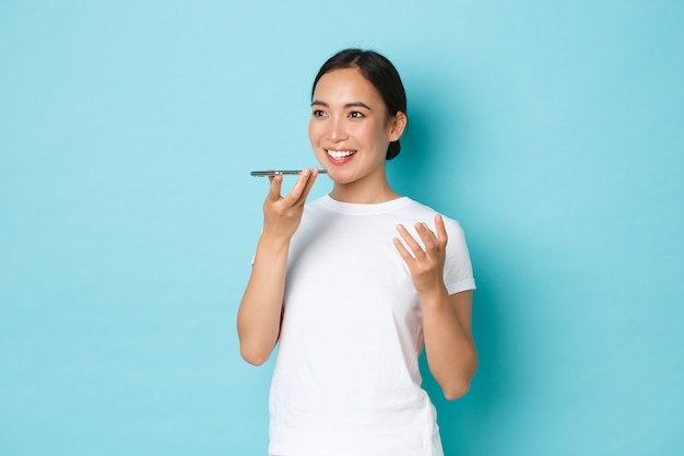 Joven, mujer asiática, llevando, casual, camiseta, posar