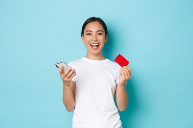 Joven, mujer asiática, llevando, casual, camiseta, posar