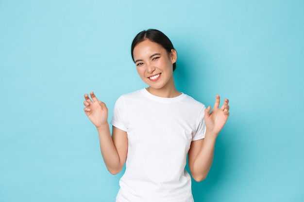 Joven, mujer asiática, llevando, casual, camiseta, posar