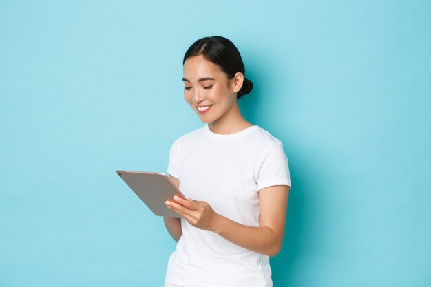 Joven, mujer asiática, llevando, casual, camiseta, posar