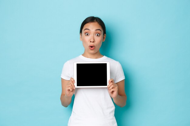 Joven, mujer asiática, llevando, casual, camiseta, posar