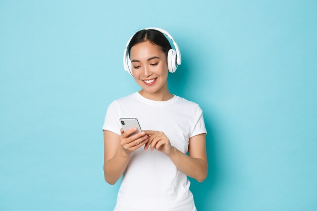 Joven, mujer asiática, llevando, casual, camiseta, posar