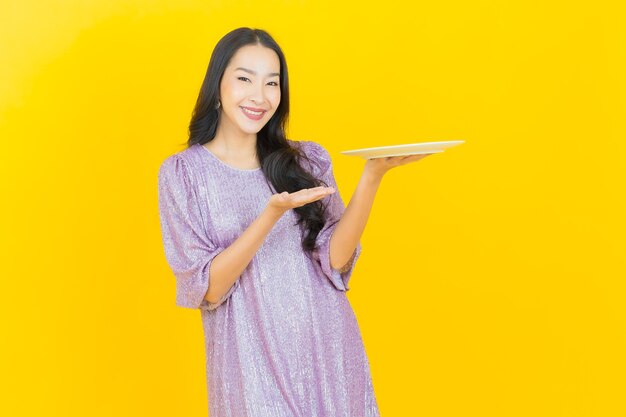 joven, mujer asiática, con, plato vacío