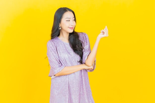 joven, mujer asiática, sonriente, en, amarillo