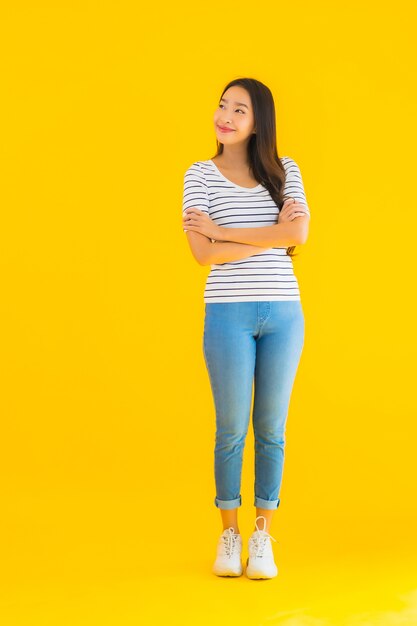 joven mujer asiática sonrisa feliz con acción