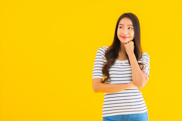 joven mujer asiática sonrisa feliz con acción