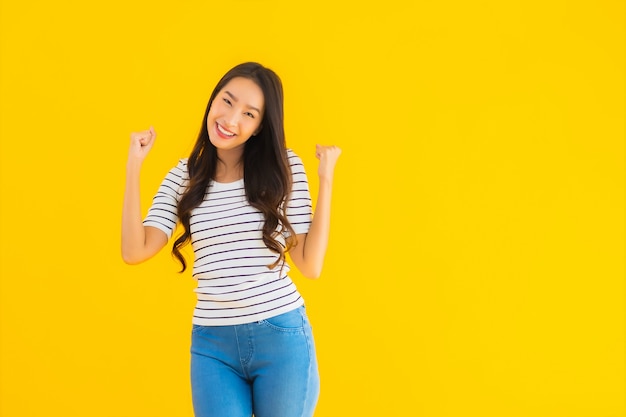 joven mujer asiática sonrisa feliz con acción