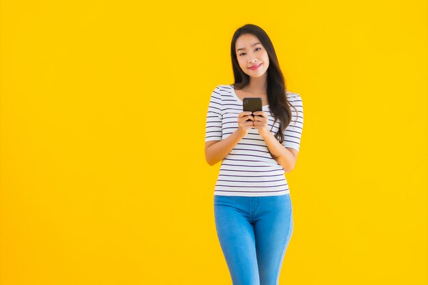 joven mujer asiática sonrisa feliz uso inteligente teléfono móvil