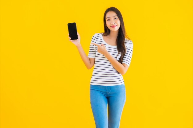 joven mujer asiática sonrisa feliz uso inteligente teléfono móvil