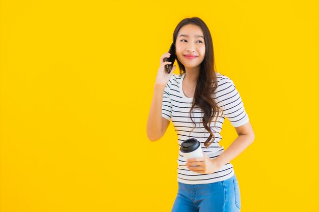 joven mujer asiática sonrisa feliz uso inteligente teléfono móvil