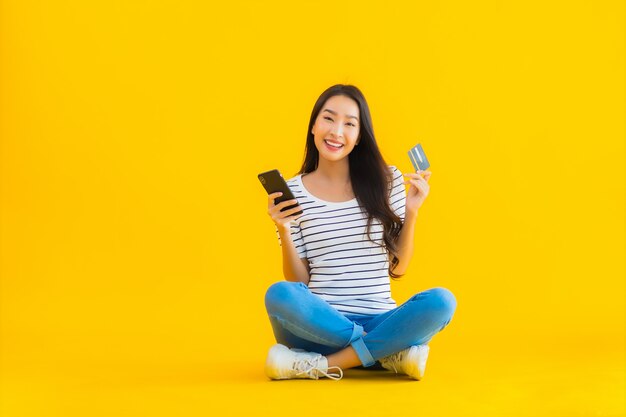 joven mujer asiática sonrisa feliz uso inteligente teléfono móvil