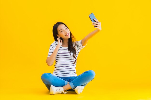 joven mujer asiática sonrisa feliz uso inteligente teléfono móvil