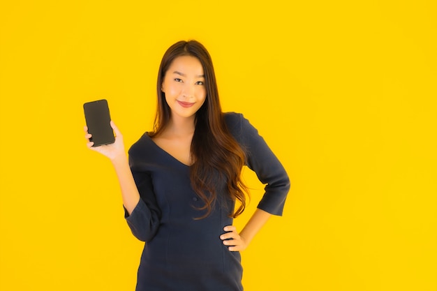 joven mujer asiática con teléfono