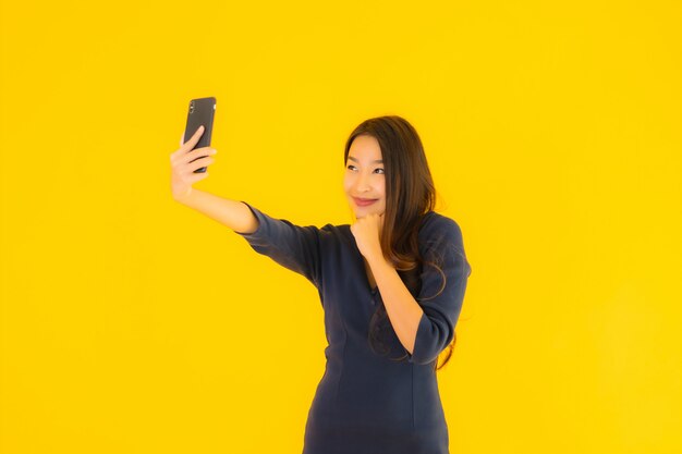 joven mujer asiática con teléfono