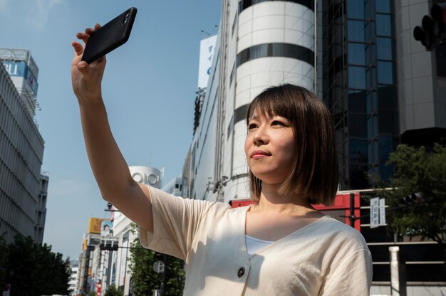 Joven mujer asiática tomando un selfie