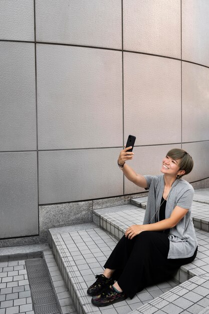 Joven mujer asiática tomando un selfie