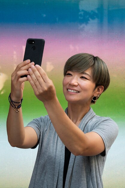 Joven mujer asiática tomando un selfie