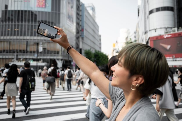 Joven mujer asiática tomando un selfie