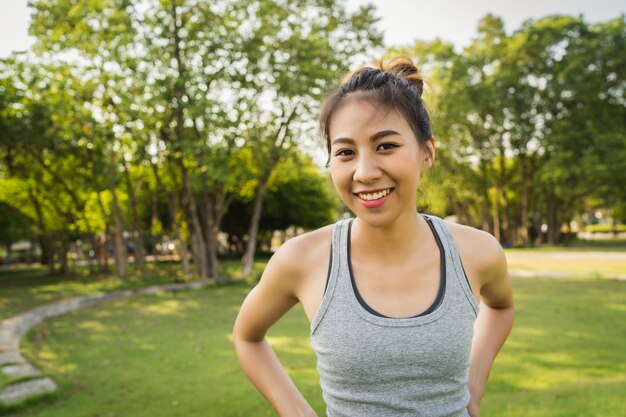 Joven mujer asiática de yoga al aire libre mantiene la calma y medita mientras practica yoga