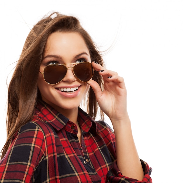 Foto gratuita joven mujer atractiva en camisa y gafas de sol