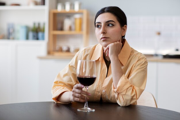 Joven mujer bebiendo vino tinto