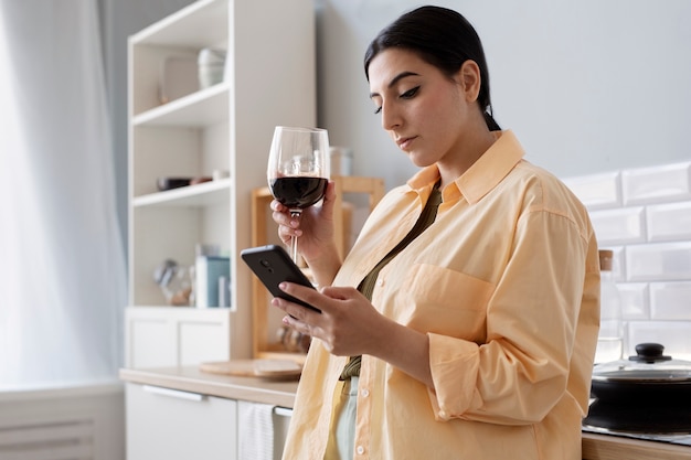 Joven mujer bebiendo vino tinto