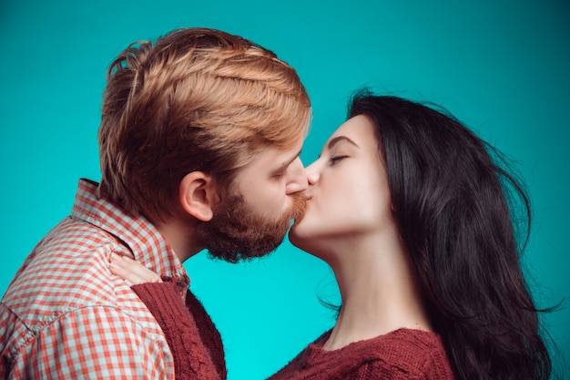 Joven y mujer besándose