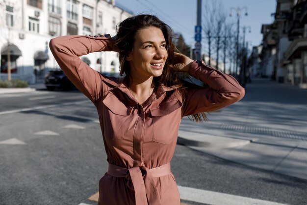 joven mujer bonita al aire libre