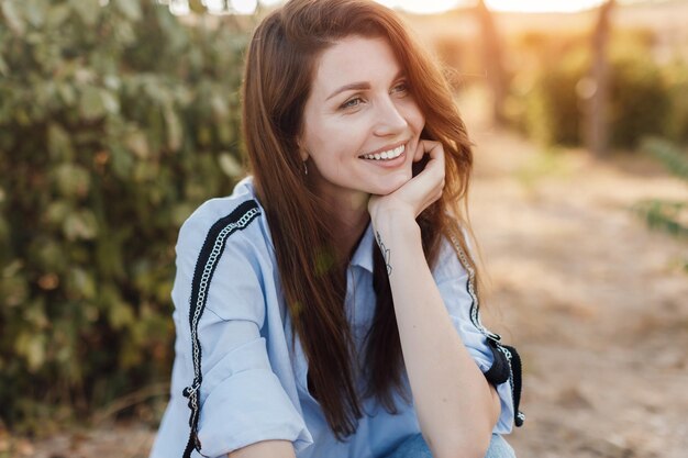 joven mujer bonita al aire libre