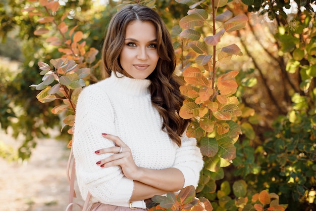 joven mujer bonita al aire libre