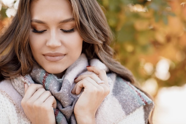 joven mujer bonita al aire libre