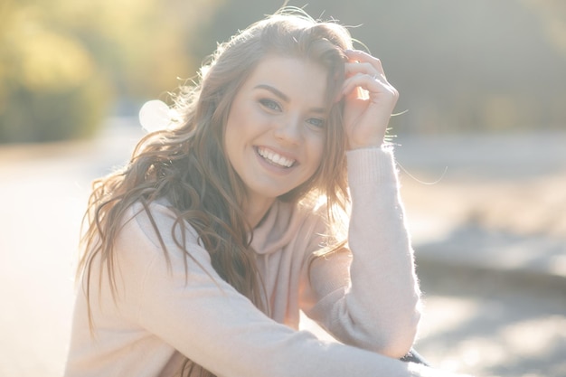 joven mujer bonita al aire libre