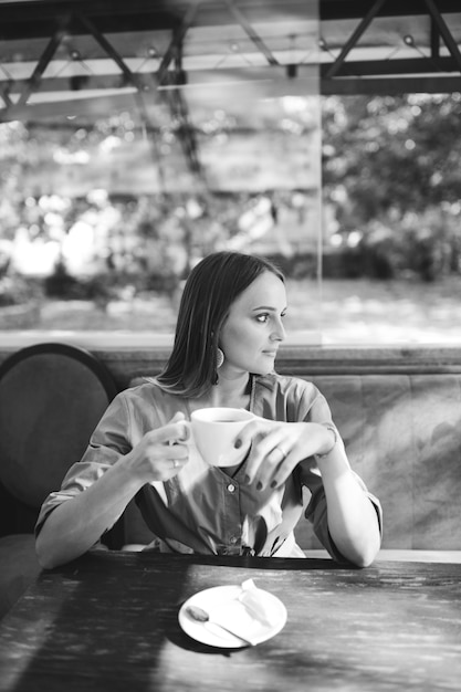 Joven mujer bonita en café