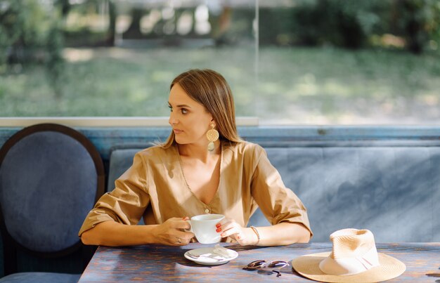 Joven mujer bonita en café