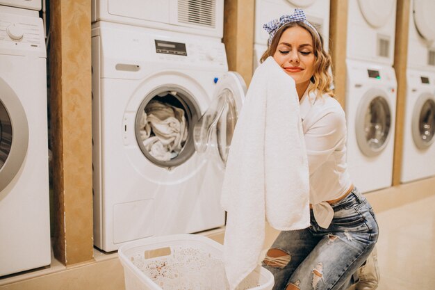 Joven mujer bonita en una lavandería
