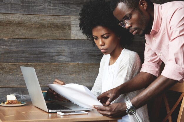 Joven, y, mujer, en, café, usar la computadora portátil