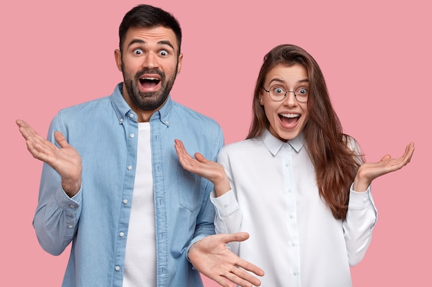 Foto gratuita joven, y, mujer, en, camisetas, posar