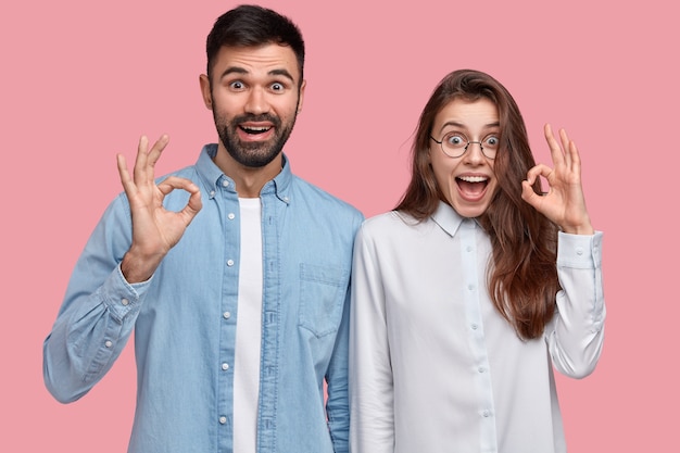 Joven, y, mujer, en, camisetas, posar