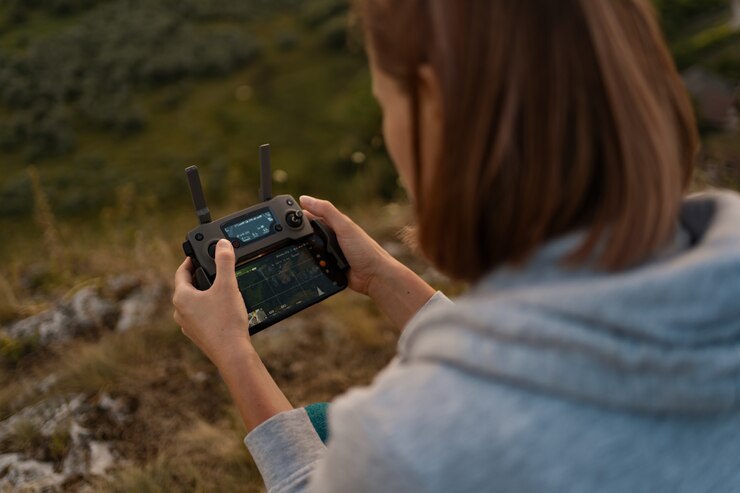 Foto gratuito joven mujer caucásica navegando en un avión no tripulado volador con control remoto