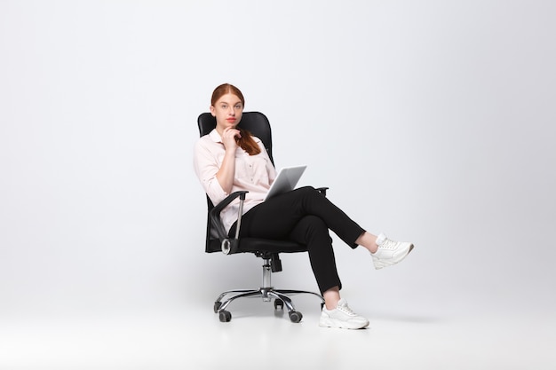 Joven mujer caucásica en ropa casual. Personaje femenino corporal positivo, empresaria de talla grande