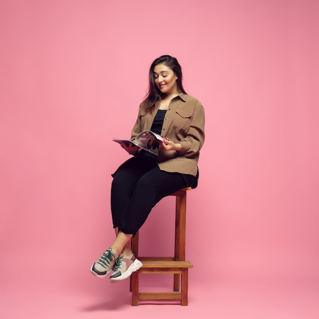 Joven mujer caucásica en ropa casual. Personaje femenino positivo del cuerpo, empresaria de talla grande